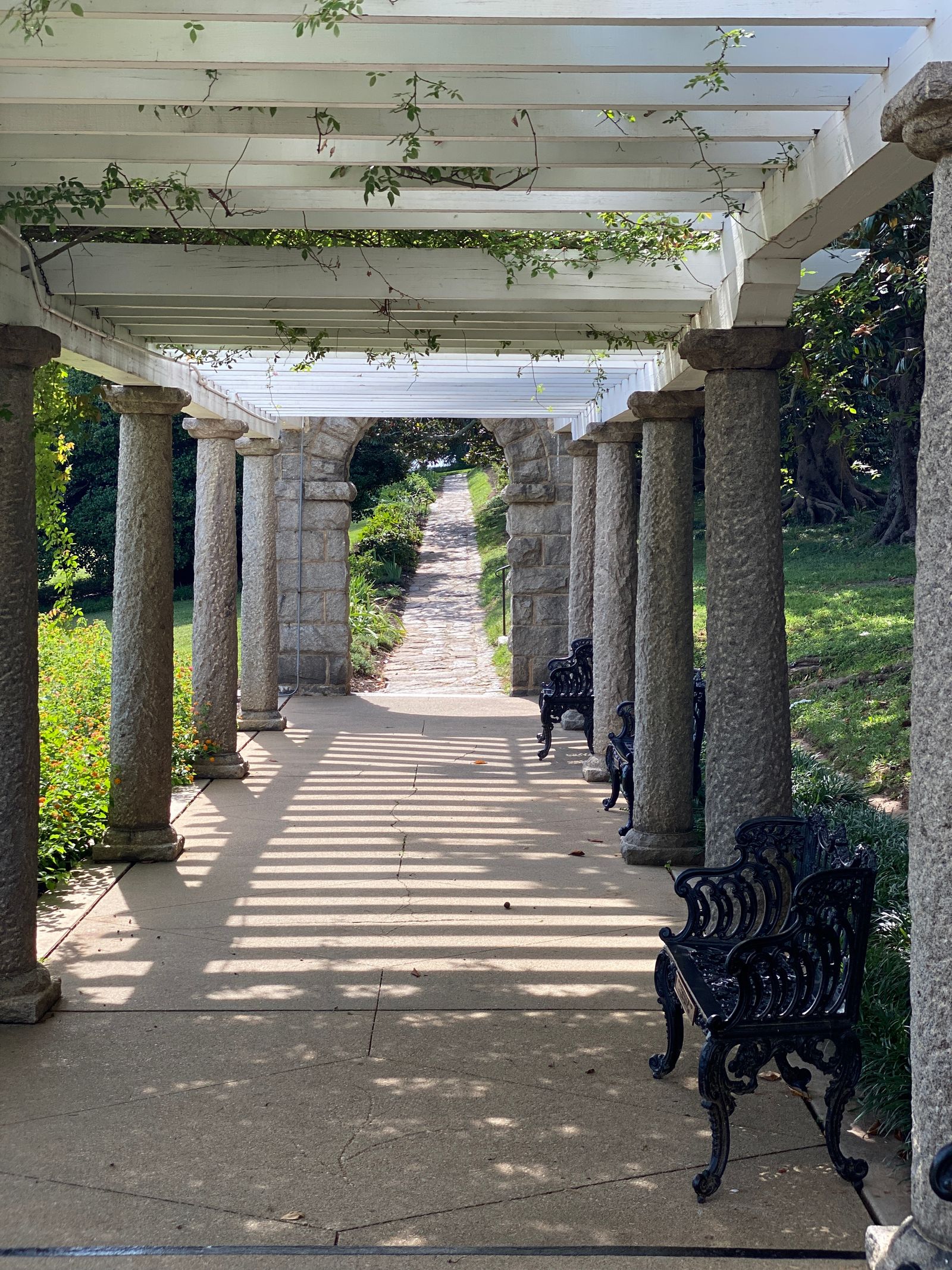 Taş yol, pergola ve banklarla düzenlenmiş park alanı