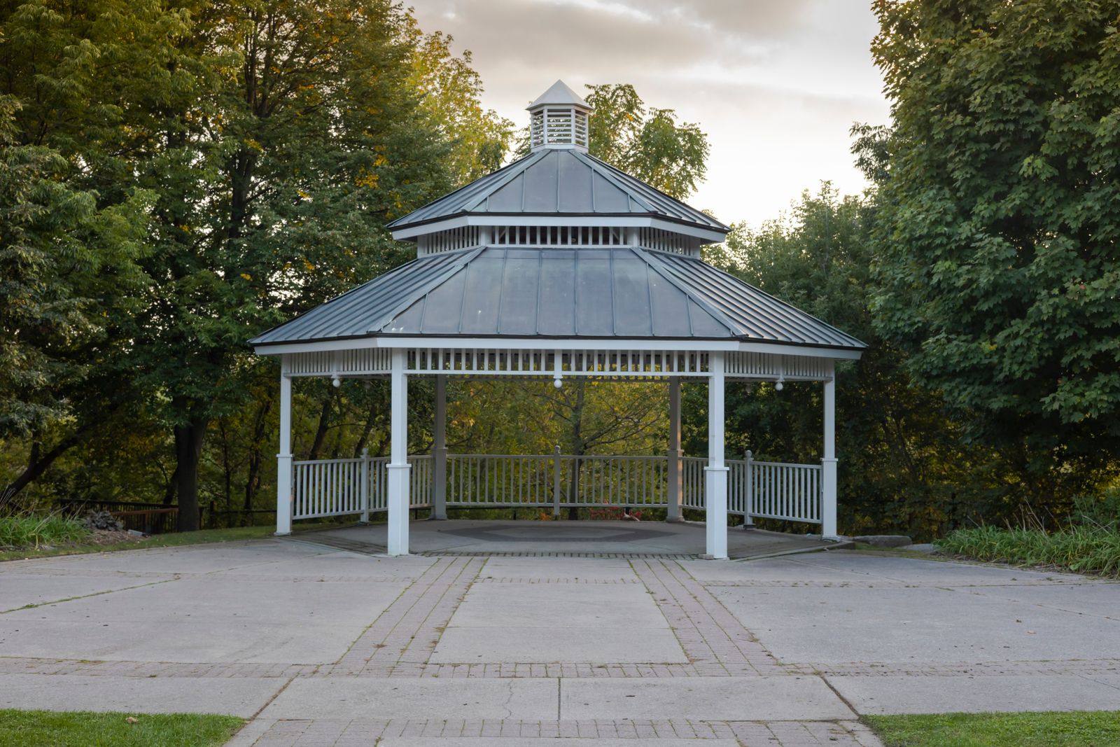 Ağaçlarla çevrili park içinde ahşap çardak
